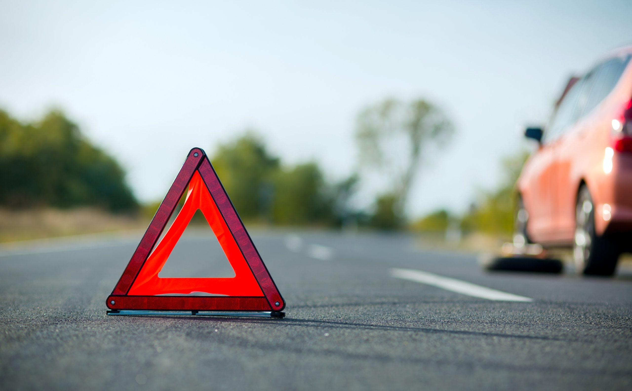 Pinchazo de la rueda del coche triangulo de emergencia