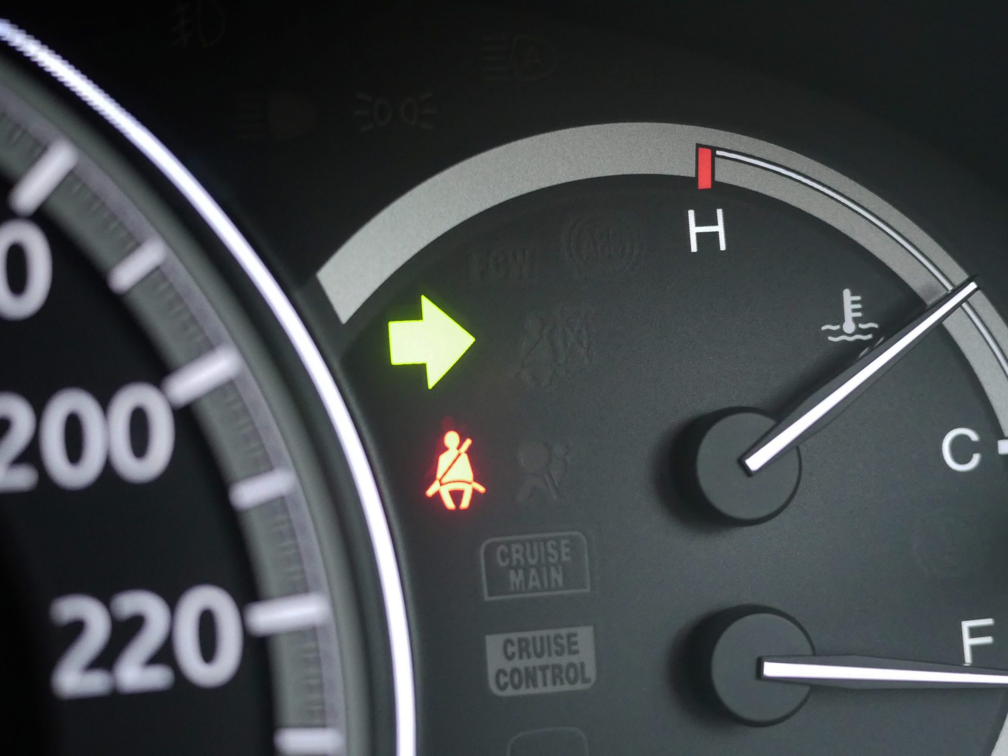 Cómo y cuándo debemos usar las luces intermitentes del coche