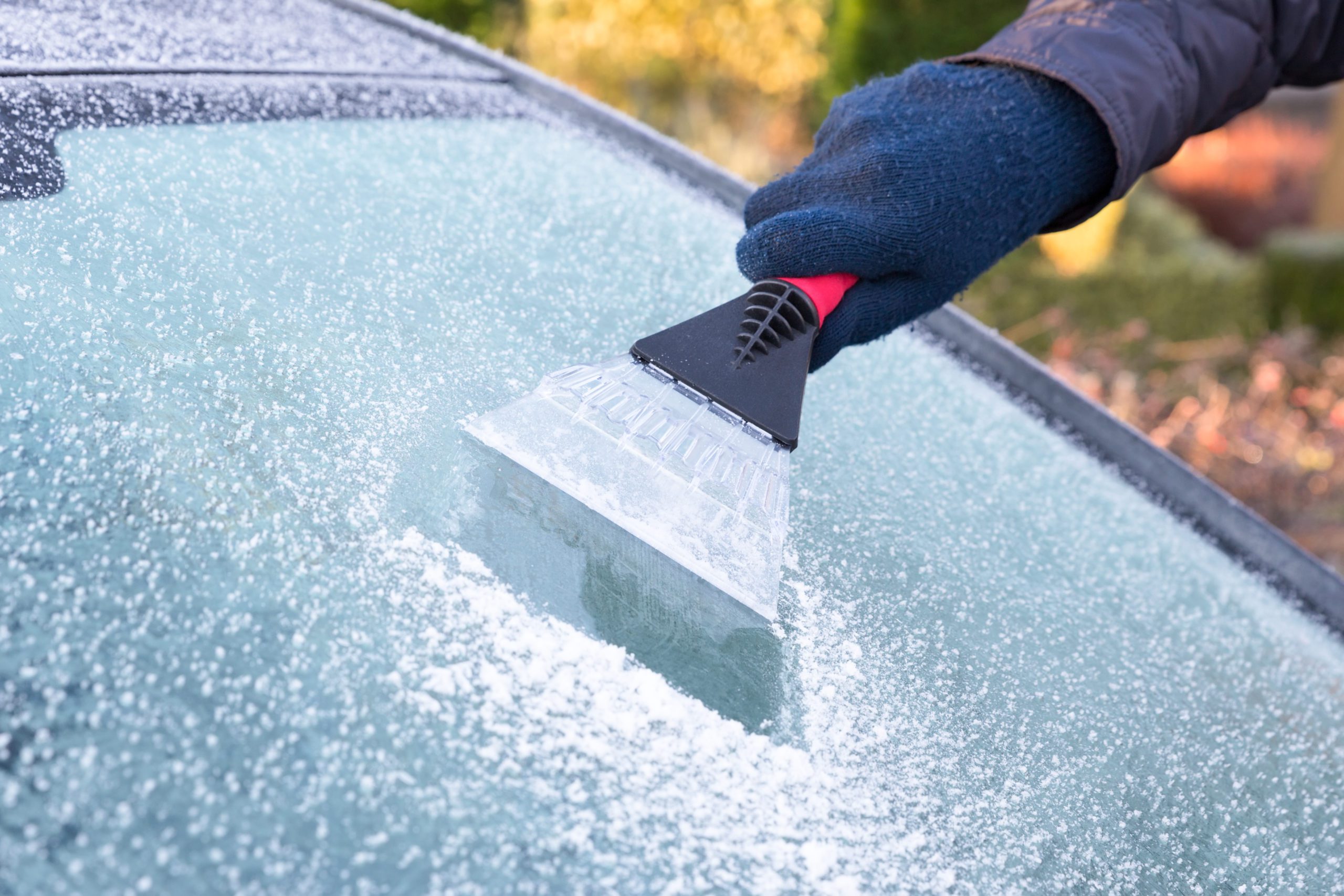 quitar hielo del parabrisas rasqueta