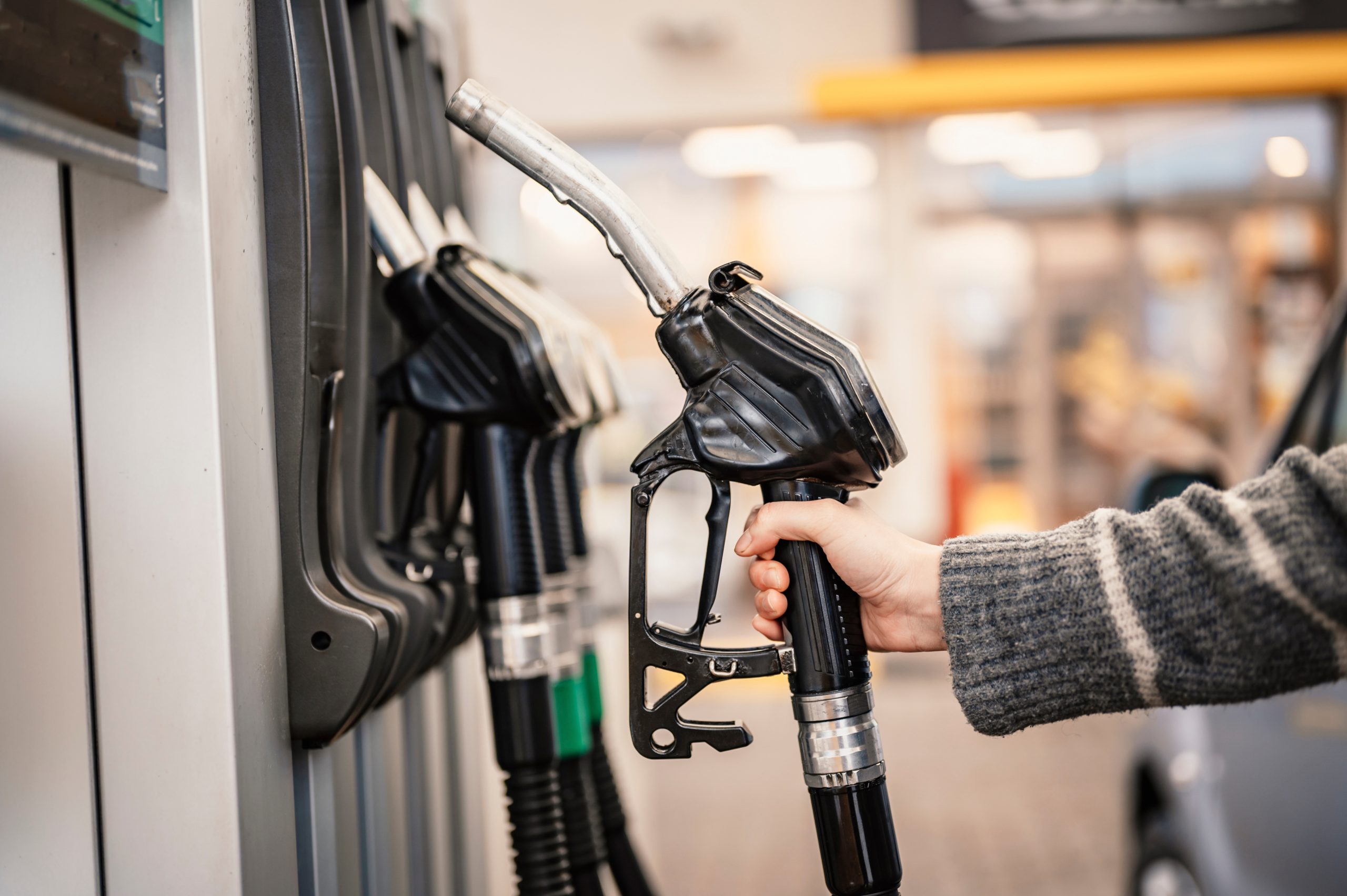 echar gasolina conducir en reserva de gasolina