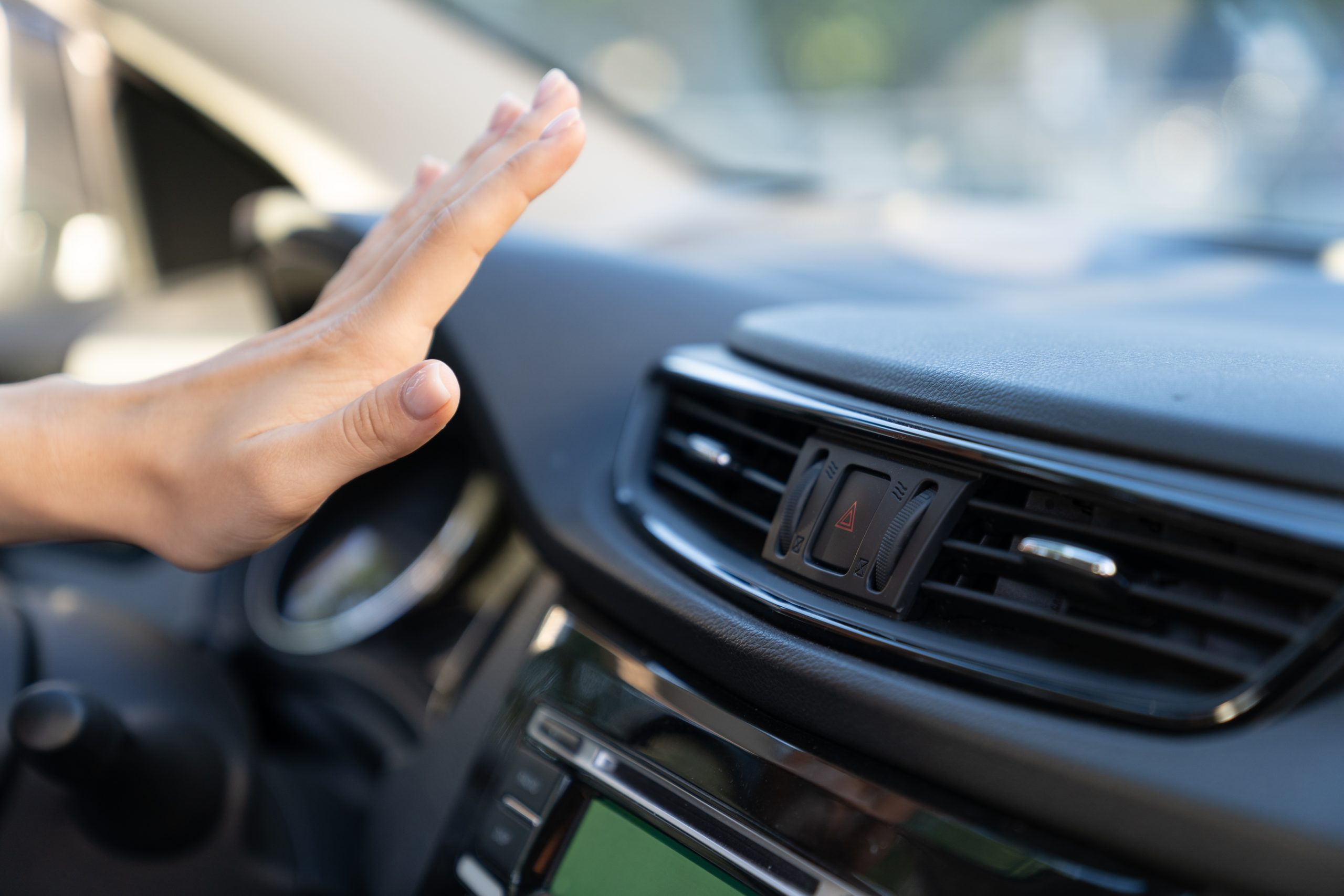 como usar el aire acondicionado del coche no enfria