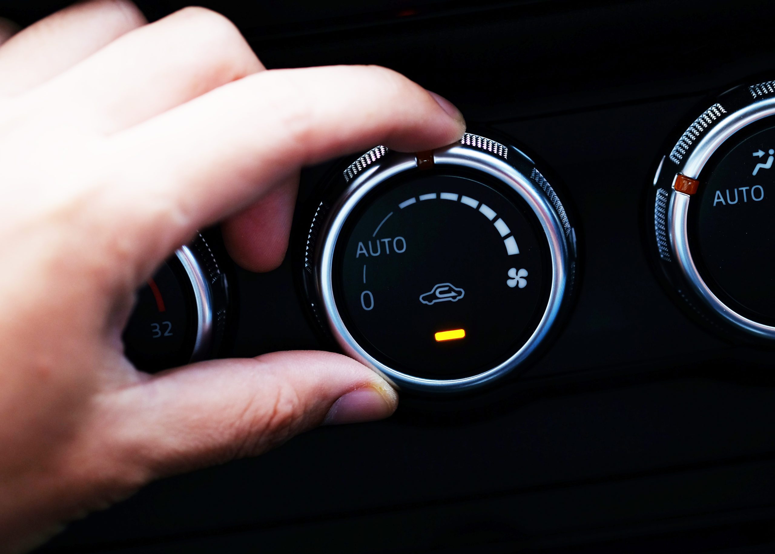 como usar el aire acondicionado del coche regular la temperatura