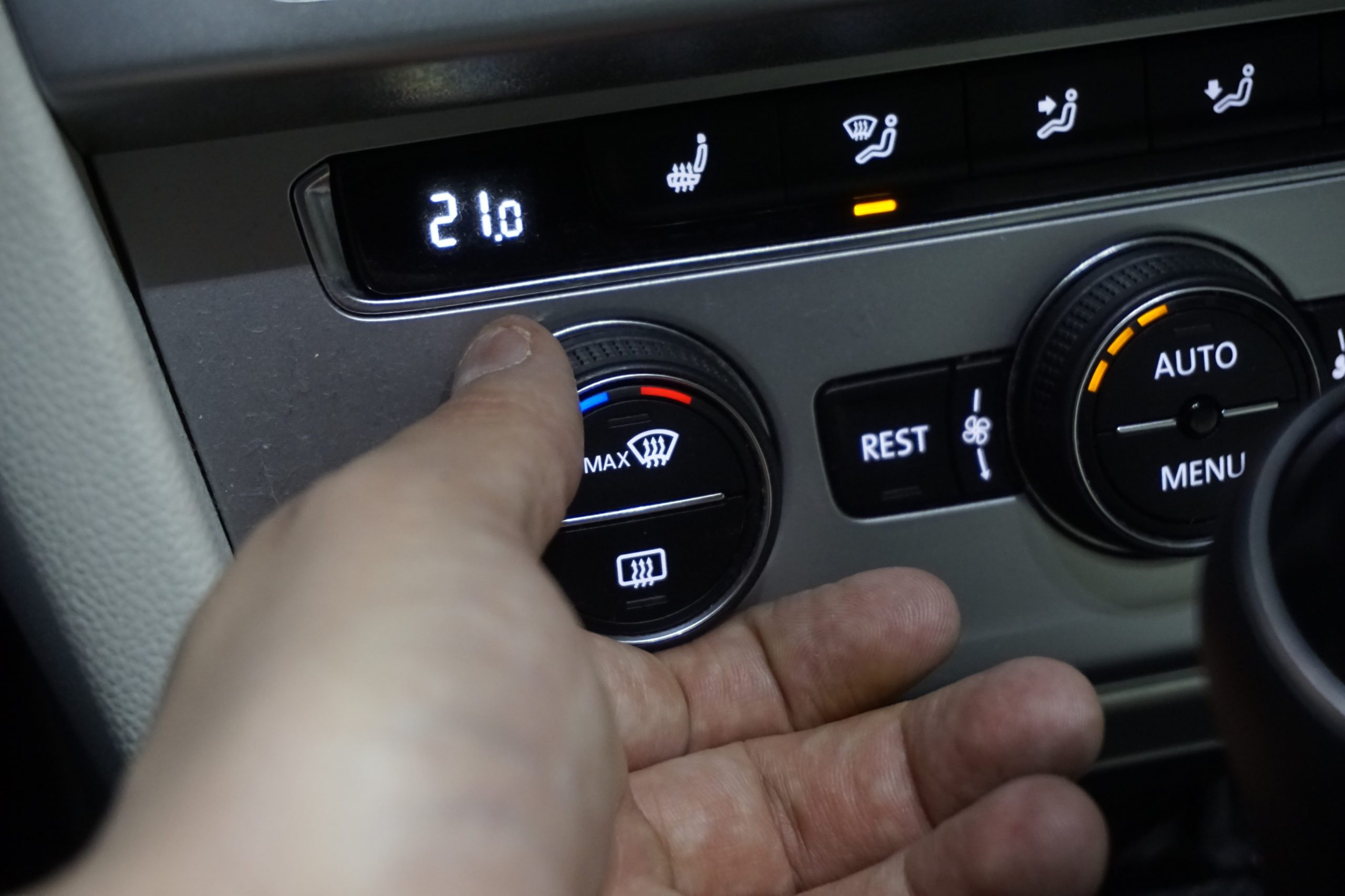 como usar el aire acondicionado del coche temperatura ideal