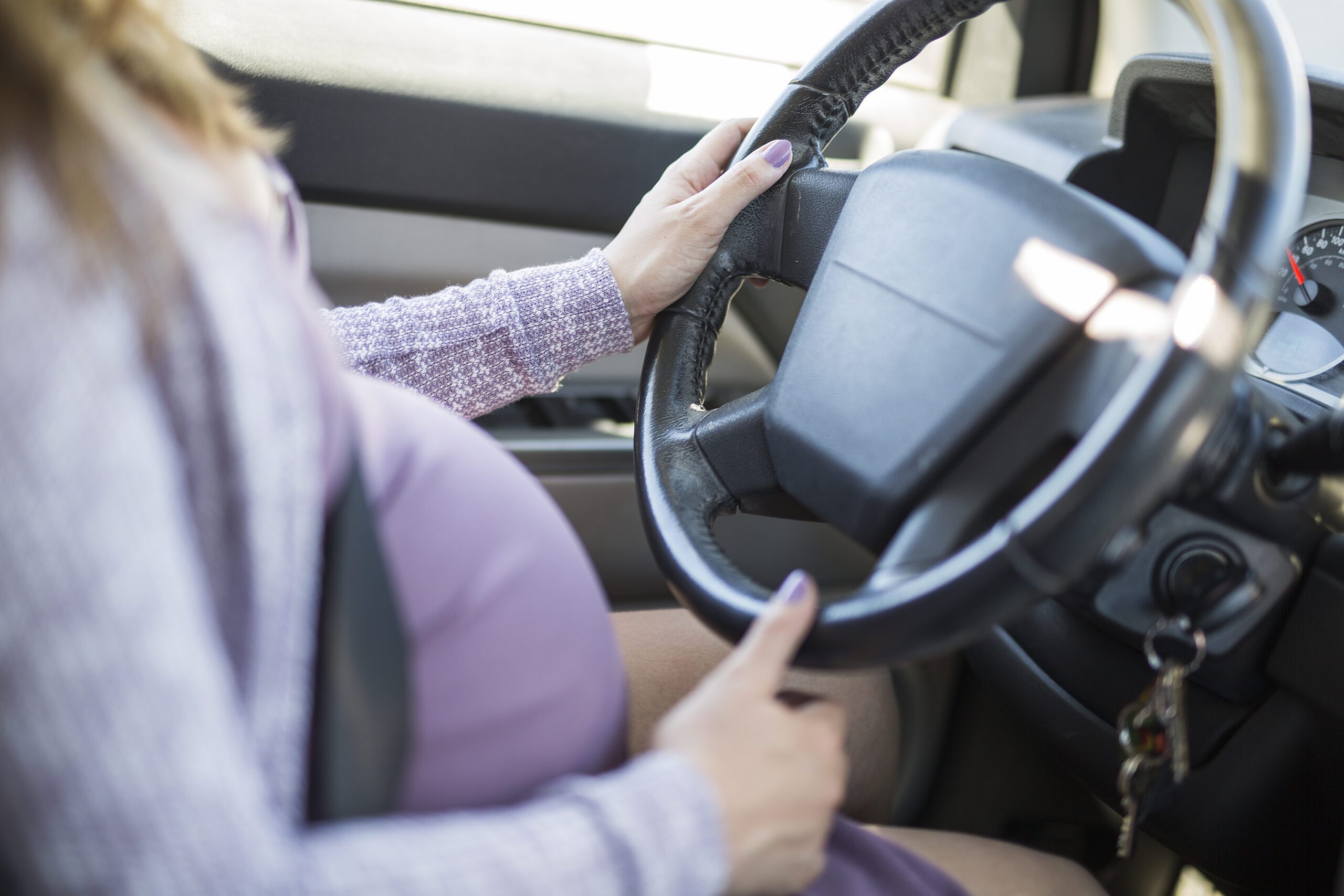 conducir en el embarazo distancia al volante